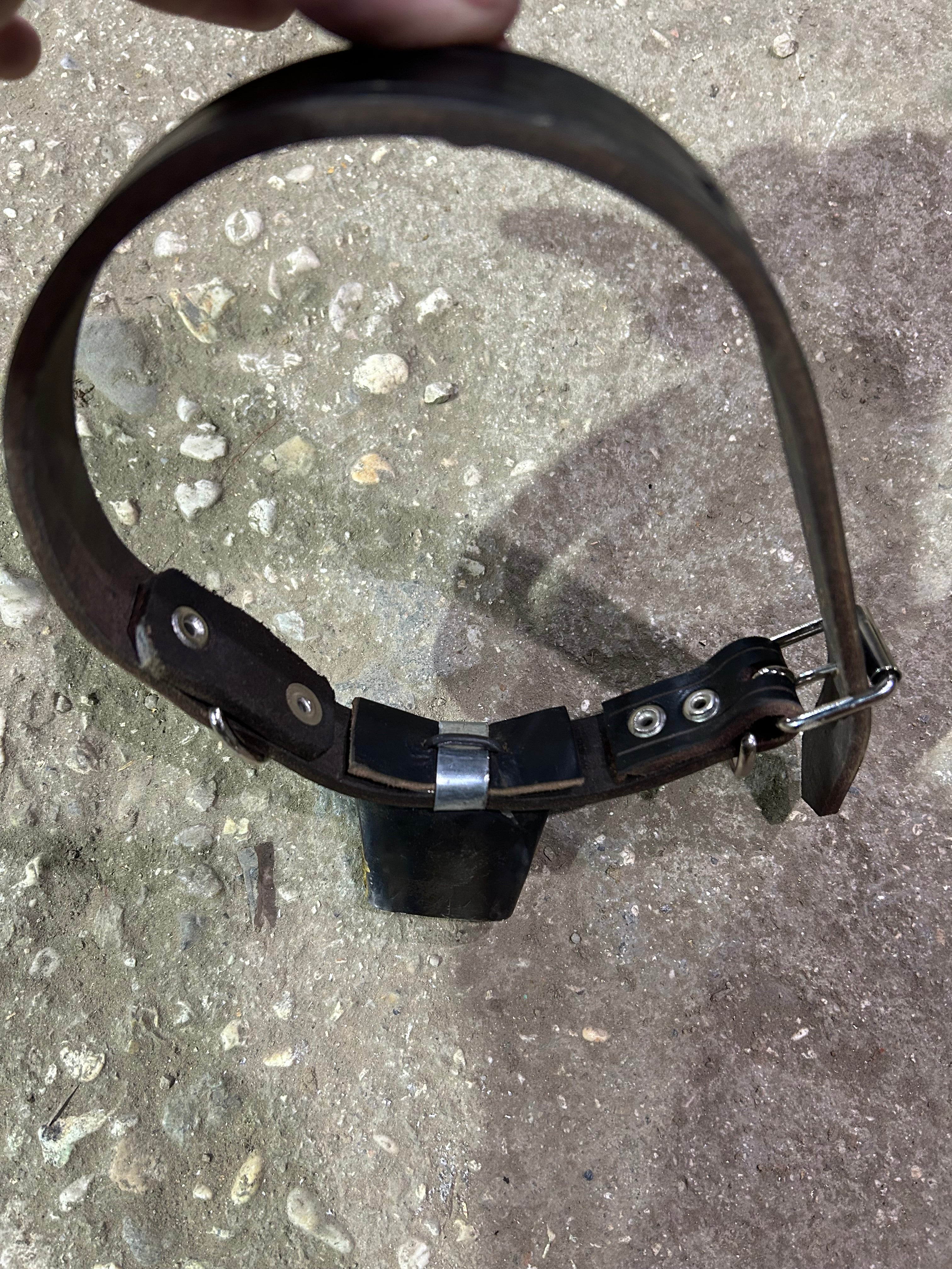 Sheet metal bell suitable for dogs
