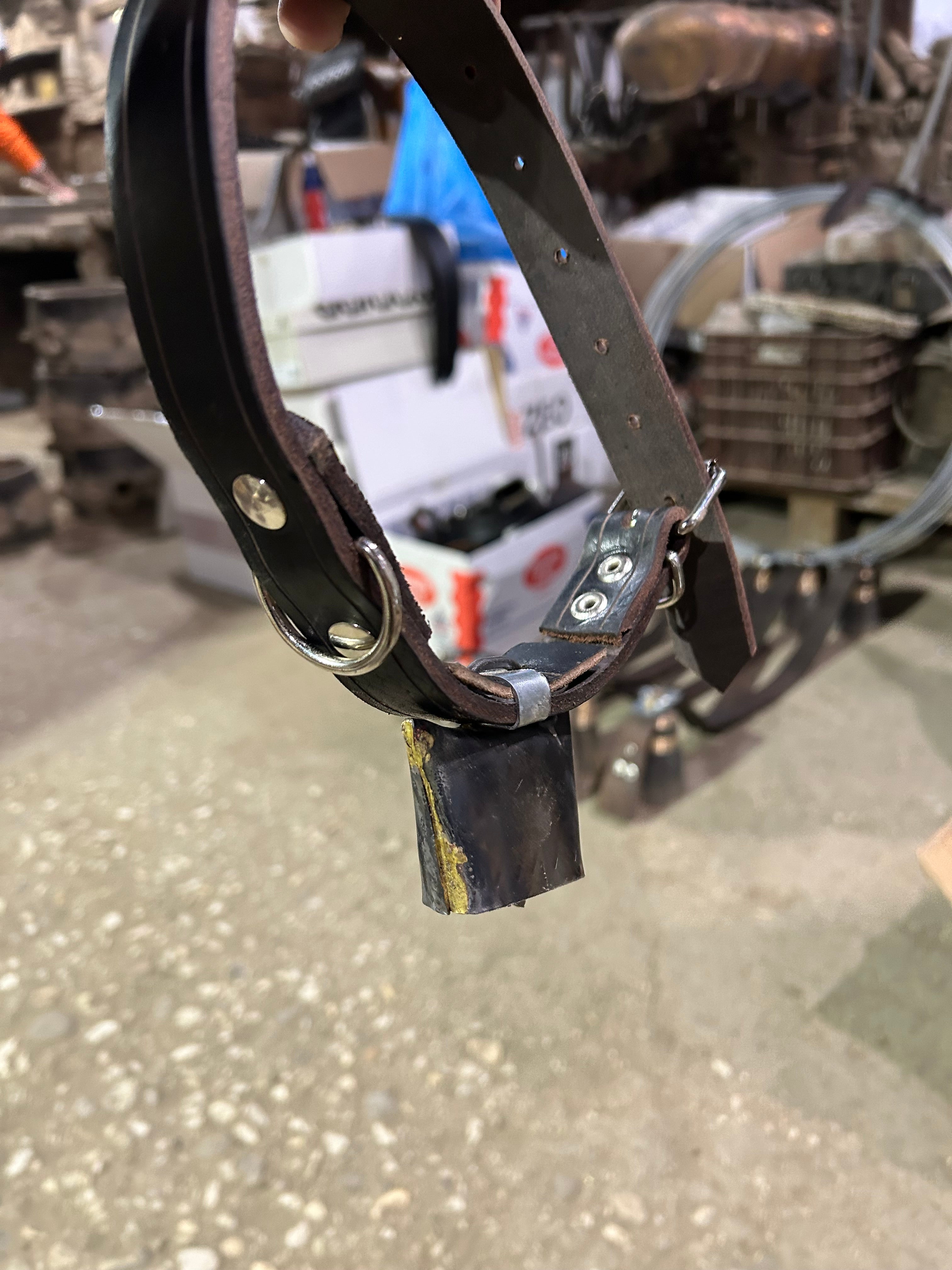 Sheet metal bell suitable for dogs